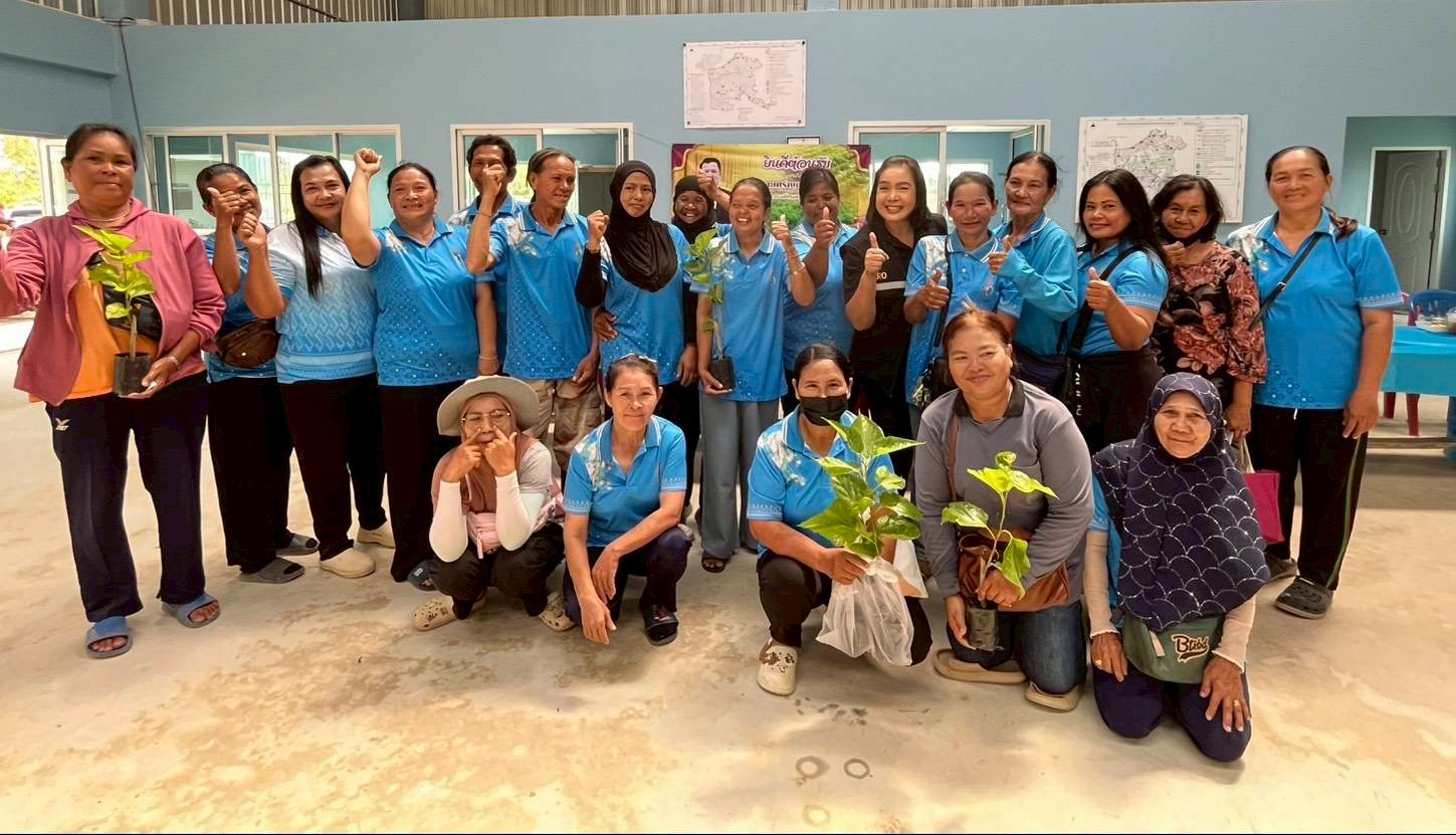 title - ผู้ตรวจราชการ ส.ป.ก. ประชุมติดตามผลการดำเนินงานตามแผนการตรวจราชการ ของ ส.ป.ก. ประจำปีงบประมาณ พ.ศ. 2569 รอบที่ 1 พร้อมลงพื้นที่มอบกิ่งพันธุ์โกโก้คุณภาพดีจำนวน 3,000 ต้น ณ จังหวัดชุมพร